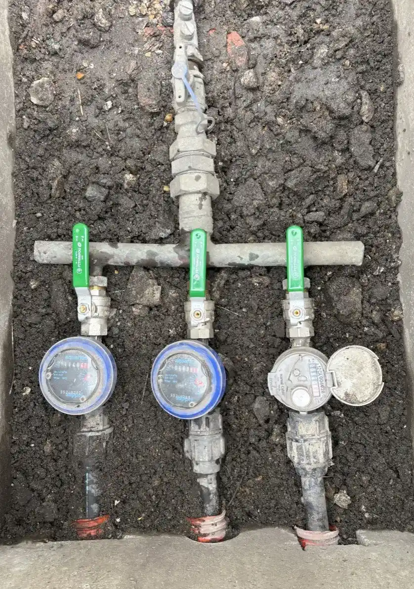 Installation de 3 vannes individuelles sur réseau d’eau froide par Qualidro à Nantes pour isolation indépendante des bâtiments.