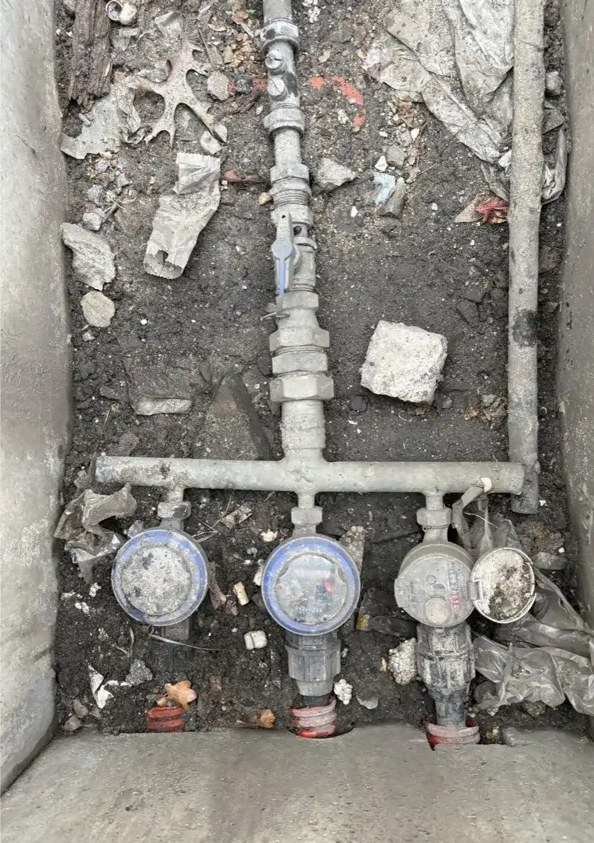 Réseau d’eau froide avant modification par Qualidro, plombier chauffagiste à Nantes, sans vannes individuelles.
