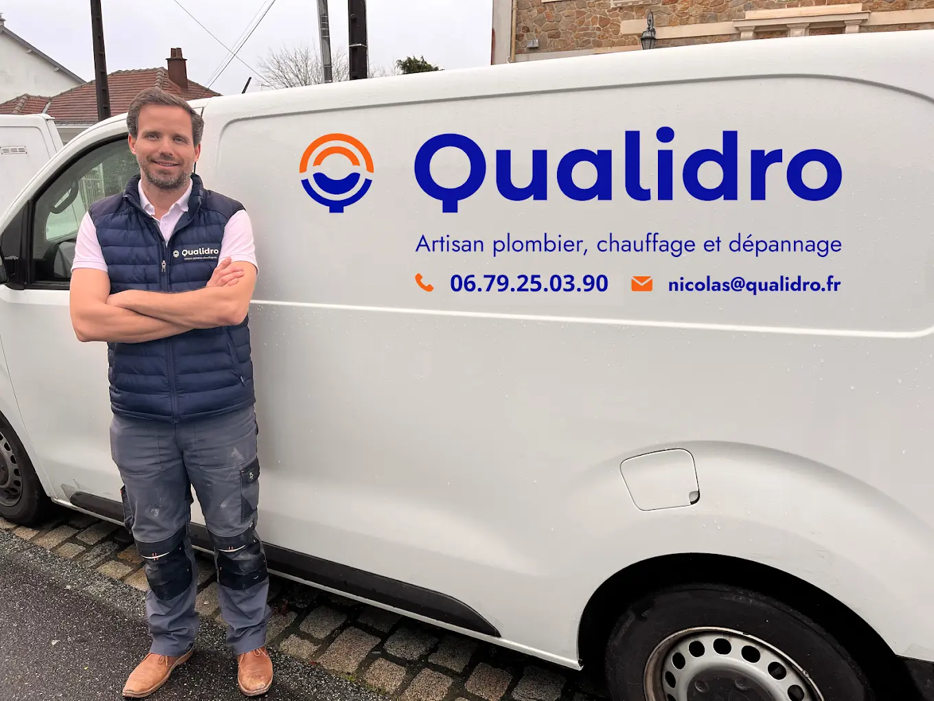 Nicolas, plombier chauffagiste Qualidro, devant son véhicule à Nantes