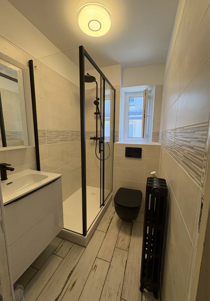Salle de douche rénovée par Qualidro