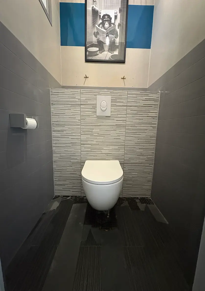 WC suspendu moderne installé par Qualidro à Nantes pour un nettoyage facilité et un style contemporain