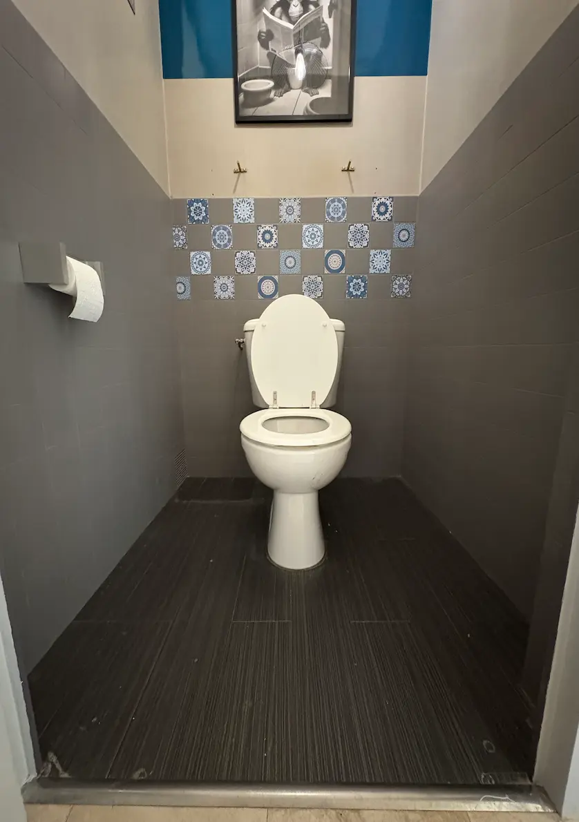 Ancien WC classique avant remplacement par Qualidro, plombier chauffagiste à Nantes, intervention rapide et soignée.