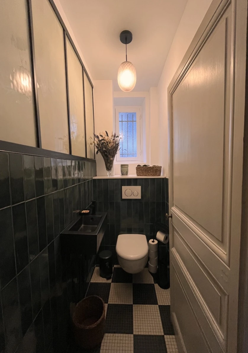 WC rénové par Qualidro, plombier chauffagiste à Nantes : nouveau modèle de WC, carrelage moderne, murs, plafond et électricité refaits à neuf.