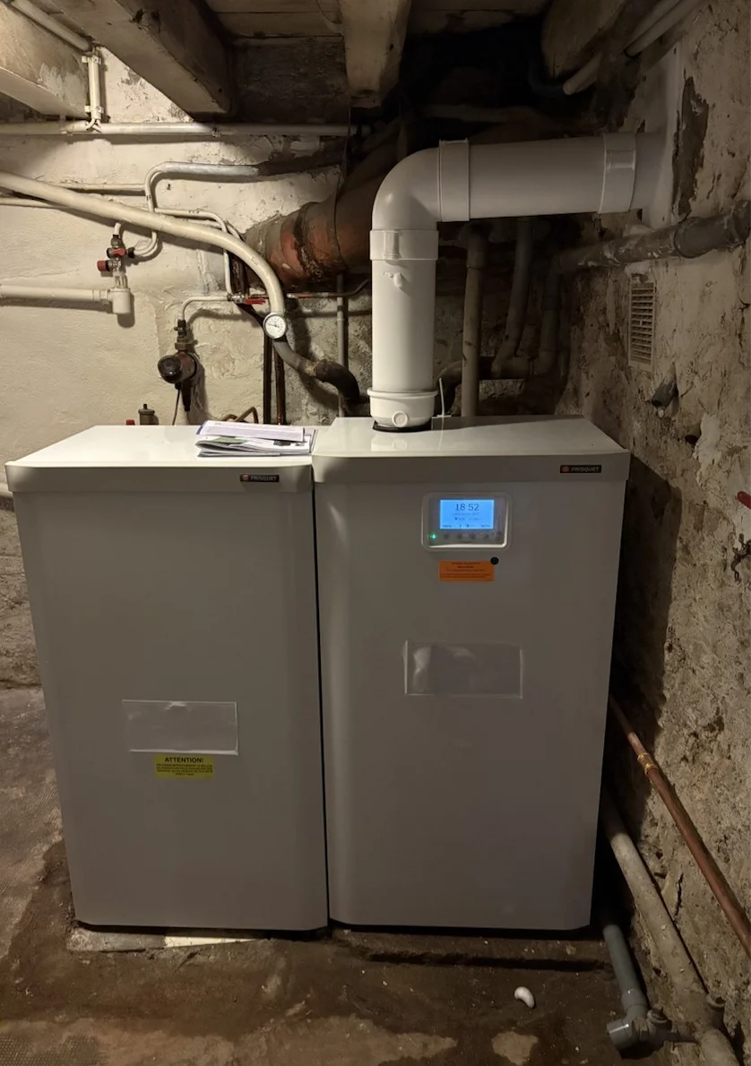 Chaudière neuve installée par Qualidro à Nantes : équipement compact, économe en énergie, avec raccordements optimisés.