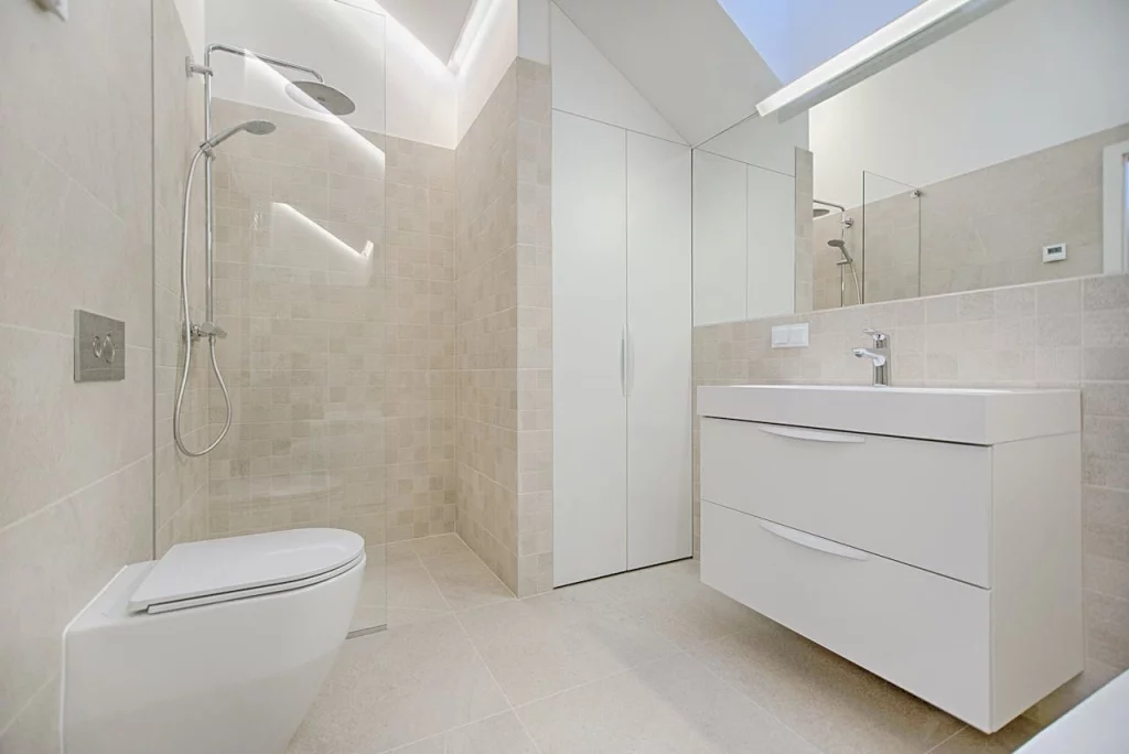 Salle de bain rénovée par un plombier à Nantes, alliant modernité et fonctionnalité sanitaire.
