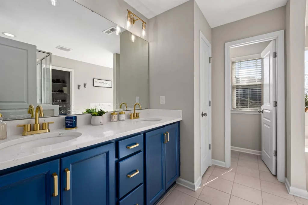 Salle de bain moderne rénovée par un plombier à Nantes, avec installation complète et finitions soignées.